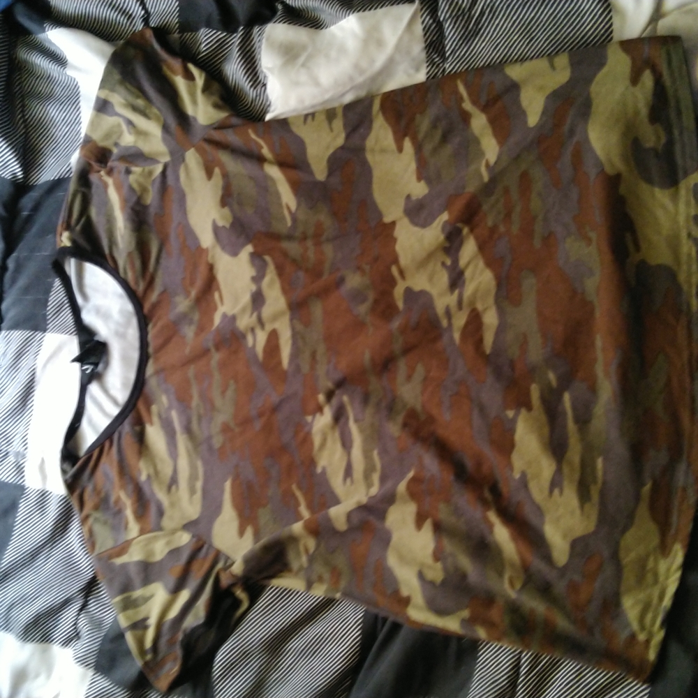 Justify, size, medium camo t shirt